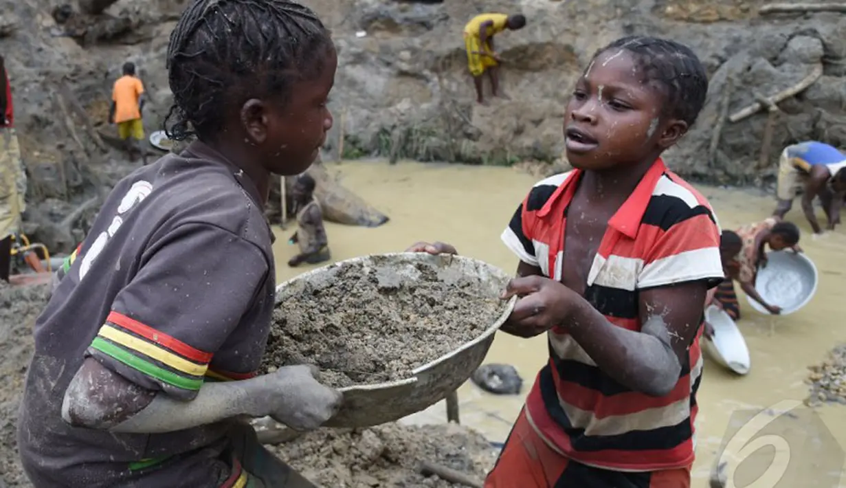 Tangan mungil para bocah Afrika mengeruk dasar sebisanya, membawanya ke permukaan dan memberikannya ke bocah lainnya untuk diayak, (AFP PHOTO / ISSOUF SANOGO)