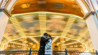 Ciuman romantis Chelsea Olivia dan Glenn Alinskie di depan komidi putar [foto: instagram/glennalinskie]