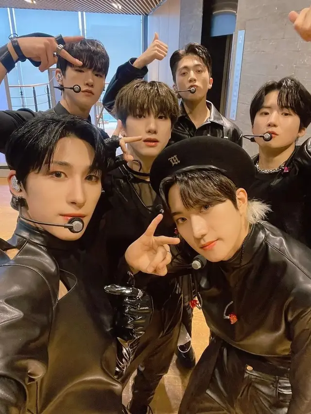Personel Boy Group Just B Curi Perhatian Penonton Mnet MAMA Awards 2023 dengan Aksi Buka Baju di Panggung