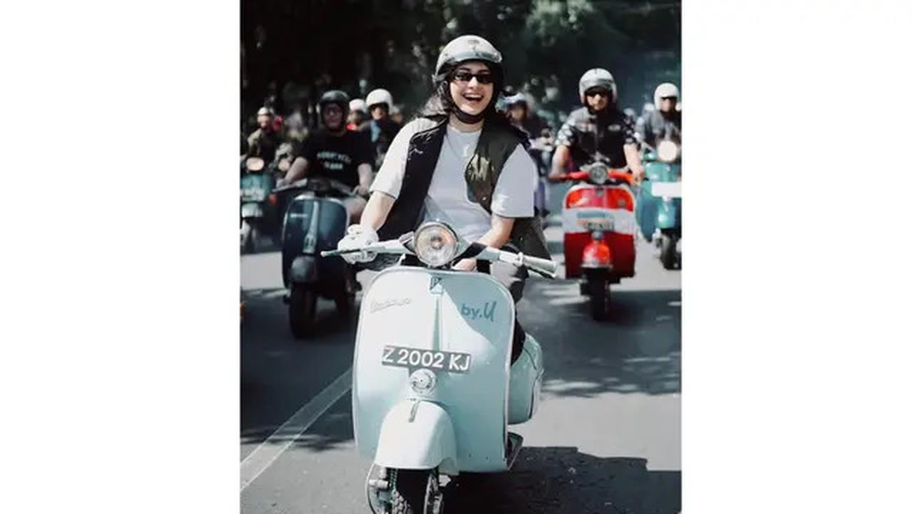 10 Potret Sintya Marisca Kendarai Vespa, Gayanya Curi Perhatian