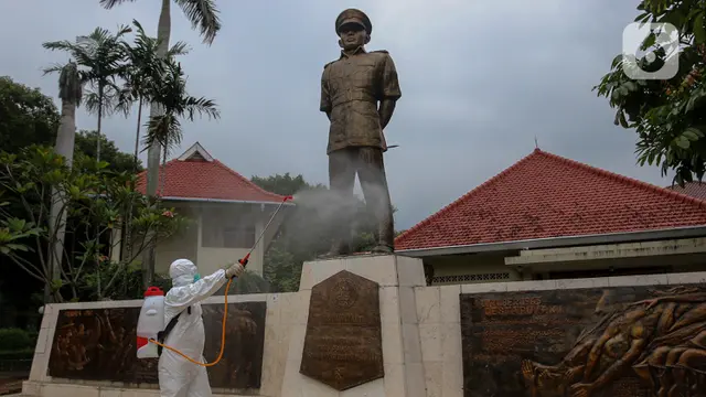 Cegah COVID-19, Petugas PMI Semprotkan Disinfektan di Museum Ahmad Yani