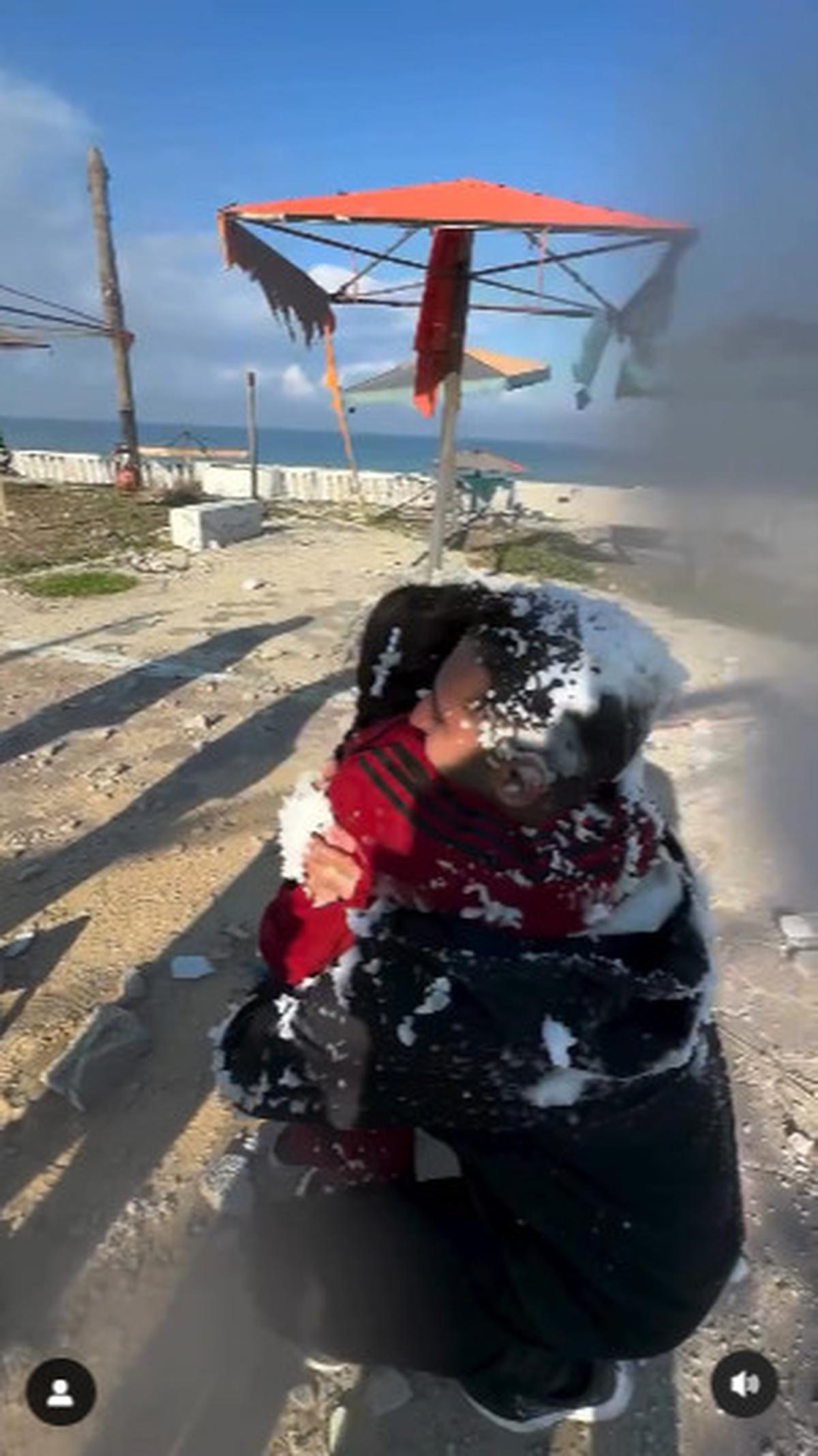 Terpisah Setahun Lebih Akibat Genosida Israel di Gaza, Momen Ayah Bertemu Putri Kecilnya Penuh Haru