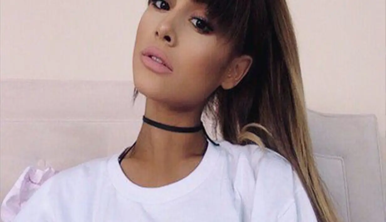 Lewat beberapa foto-foto yang telah di upload di instagram, tampak salah satu foto Ariana Grande yang memperlihatkan rambut barunya. Meski tak banyak perubahan, kehadiran poni pada rambutnya membuat wajahnya terlihat lebih imut. (Instagram)