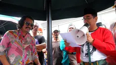 Ratusan Fans Benyamin Sueb menyerbu stasiun TV swasta, Jakarta, Selasa (24/06/2014) (Liputan6.com/Faisal R Syam)