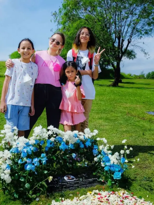 6 Potret Joanna Alexandra Ziarah ke Makam Raditya Oloan, Berusaha Tegar dan Bisa Tersenyum