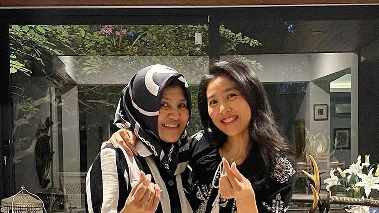 Gaya 'Saranghae' atau 'Finger Love' Jadi Andalan Olivia Zalianty dan Ibundanya