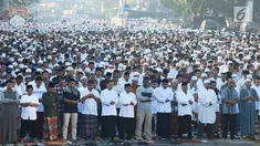 Umat muslim melaksanakan salat Idul Fitri 1 Syawal 1440 Hijriah di Jatinegara, Jakarta,Rabu (5/6/2019). Pemerintah menetapkan Idul Fitri 1440 Hijriah dirayakan secara nasional pada hari ini. (merdeka.com/Imam Buhori)