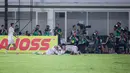 Pemain Timnas Indonesia U-20 merayakan gol yang dicetak oleh Muhamad Ragil pada laga Grup F Kualifikasi Piala Asia U-20 2025 melawan Timor Leste di Stadion Madya, Senayan, Jakarta, Jumat (27/09/2024). (Bola.com/Bagaskara Lazuardi)