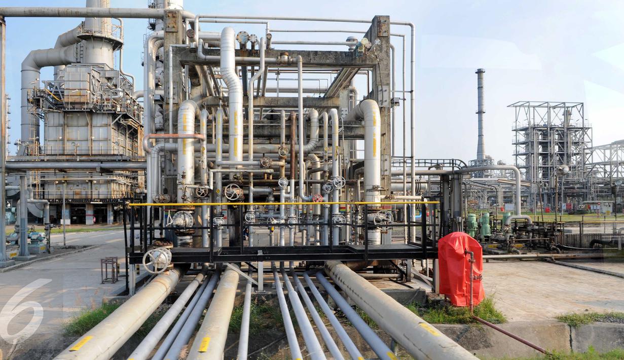 Tabung - tabung kilang VI Balongan di Indramayu, Jawa Barat, (14/1). RU VI Balongan merupakan tumpuan produksi BBM jenis Pertamax Series milik PT. Pertamina (Persero). (Liputan6.com/Helmi Afandi)