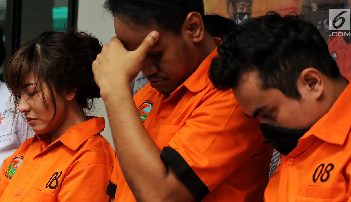 Artis Cahya Wulan Sari alias Chacha (kiri) dihadirkan saat jumpa pes terkait penangkapan narkoba di Direktorat Narkoba Polda Metro Jaya, Jakarta, Senin (14/1). Chacha ditangkap bersama dua orang Chandra dan Yahya Ansori Nasution. (Liputan6.com/JohanTallo)