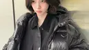 Jacket on jacket jadi salah satu teknik layering ala Karina aespa. Ia padukan cropped zipped jacket dengan cropped puffer jacket yang melapisi tanktop dan ruffle mini skirt [@katarinabluu]