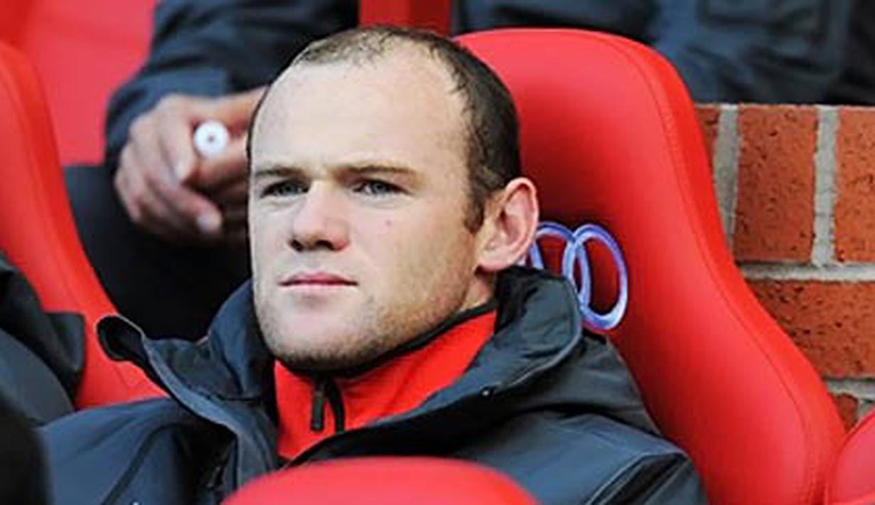 Striker Manchester United Wayne Rooney duduk di bench ketika bertanding kontra West Brom di Old Trafford pada 16 Oktober 2010. AFP PHOTO/ANDREW YATES