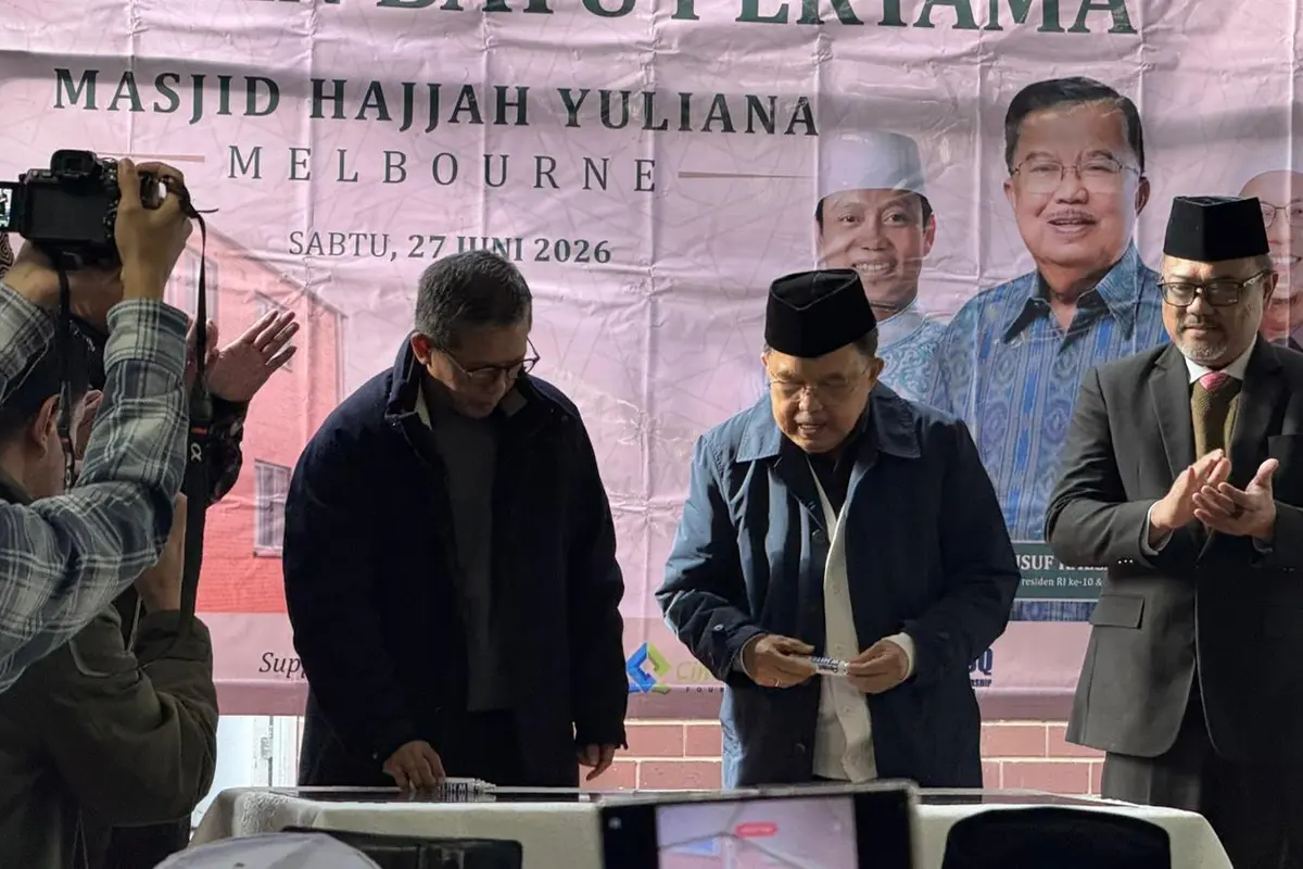 Ketua Dewan Masjid Indonesia (DMI), Jusuf Kalla, melakukan peletakan batu pertama pembangunan Masjid Hajjah Yuliana di Melbourne, Australia, Sabtu (27/6) (Istimewa)