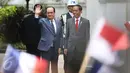 Presiden Joko Widodo (kanan) menyambut kedatangan Presiden Prancis Francois Hollande di Istana Merdeka, Jakarta, Rabu (29/3). Kunjungan kenegaraan ini merupakan rangkaian lawatan Presiden Prancis ke Asia Tenggara. (Liputan6.com/Angga Yuniar)