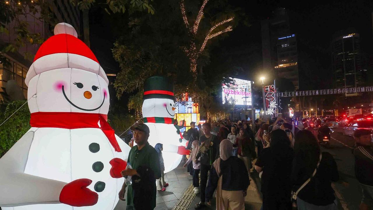 FOTO: Jakarta Light Festival Hadirkan Gemerlap Natal di Bundaran HI