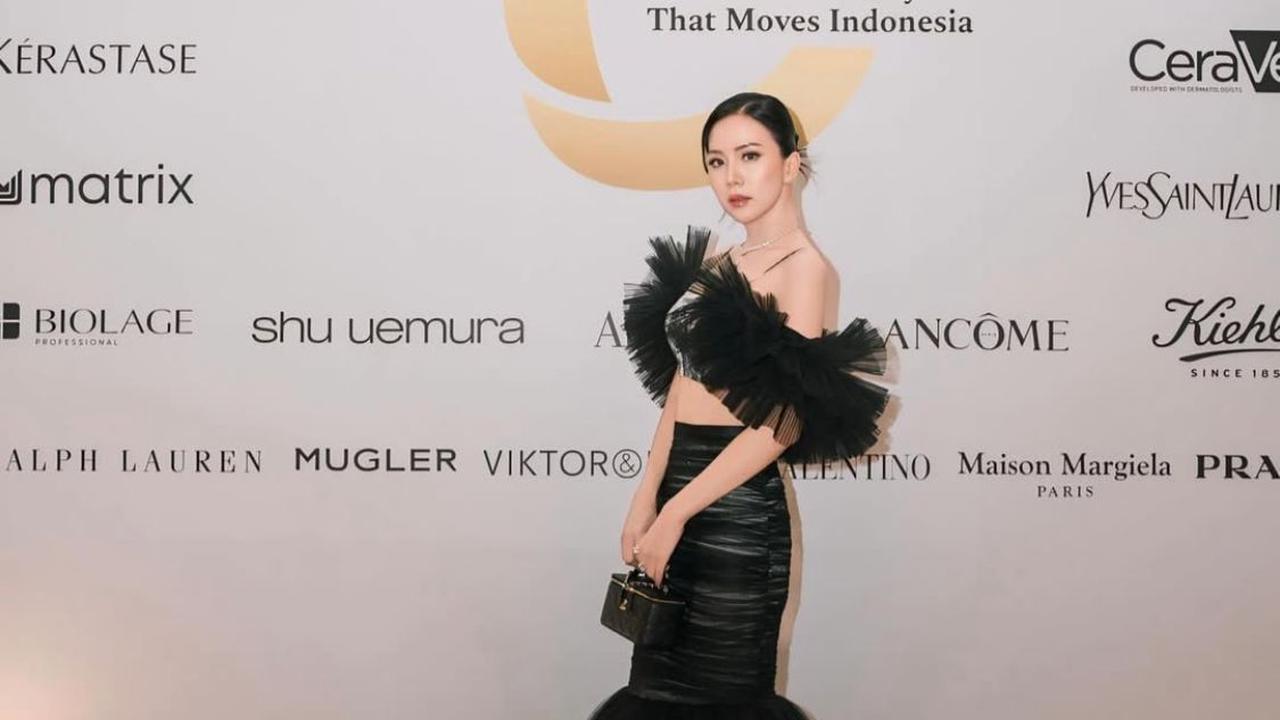 7 Potret Agnes Jennifer Tampil Stunning dengan Fashion Uniknya, Netizen: Gayung Lope Lewat