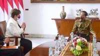 Presiden Jokowi (Kanan) dan Perwakilan IMF (Kiri) sedang berbincang mengenai kondisi ekonomi Indonesia. (Dok. Biro Pers Media, dan Informasi Sekretariat Presiden)