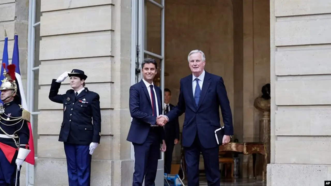 Perdana Menteri Prancis yang baru, Michel Barnier (kanan) berjabat tangan dengan pendahulunya Gabriel Attal dalam acara serah terima di Paris pada Kamis 5 September 2024.