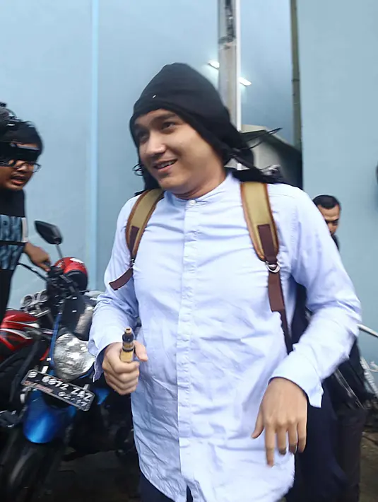 "Kayaknya kebalik. Dia yang saya putusin," ucap Egi John di kawasan Kapten Tendean, Jakarta Selatan, Kamis (15/9/2016). (Nurwahyunan/Bintang.com)