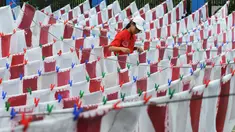 Seorang murid menjemur kertas daur ulang di SD Tarakanita 5, Jakarta, Sabtu (12/1). Selain memperingati HUT ke-45 SD tersebut, pembuatan seribu kertas daur ulang ini juga untuk mengurangi sampah di Jakarta yang belum teratasi. (Merdeka.com/Imam Buhori)