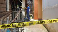 Aparat kepolisian memasang garis polisi di lokasi penemuan bom mortir dengan berat mencapai 8 kilogram di rumah seorang warga di Jalan Teladan, Kota Tanjungpinang, Kepri. (Liputan6.com/ Dok Ist)