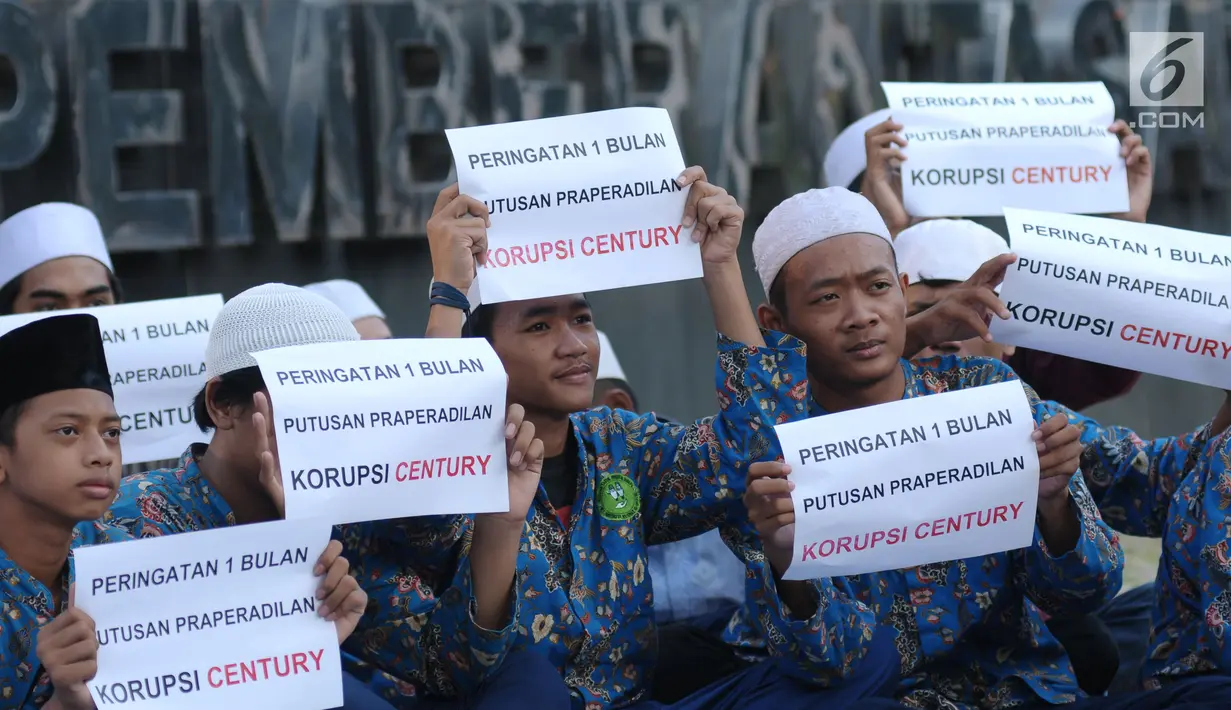 Perwakilan Masyarakat Anti Korupsi Indonesia membentangkan tulisan pada peringatan satu bulan putusan praperadilan Bank Century di depan Gedung KPK, Jakarta, Kamis (10/5). (Liputan6.com/Helmi Fithriansyah)