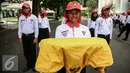 Anggota Paskibraka bersiap mengikuti latihan pertama di halaman Istana Merdeka, Jakarta, Jumat (12/8). Proses latihan dilakukan untuk memaksimalkan penampilannya pada upacara 17 Agustus di Istana negara. (Liputan6.com/Faizal Fanani)