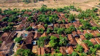 Pemandangan dari udara sejumlah rumah yang akan terkena dampak penggenangan Waduk Jatigede di Desa Cipaku, Sumedang, Jawa Barat, Senin (31/8/2015). Beberapa warga masih ada yang bertahan karena belum tuntasnya soal ganti rugi. (Liputan6.com/Faizal Fanani)