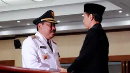 Dalam amanatnya, Joko Widodo (kanan) menyampaikan pesan kepada Anas untuk lebih mengutamakan pelayanan kepada warga dan hasil kerja ketimbang prosedur. (Liputan6.com/Johan Tallo)