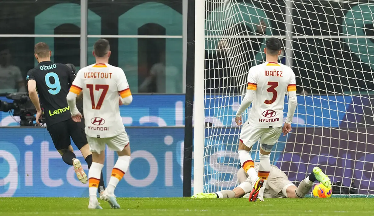 Pemain Inter Milan Edin Dzeko (kiri) mencetak gol ke gawang AS Roma pada pertandingan sepak bola Coppa Italia di Stadion San Siro, Milan, Italia, 8 Februari 2022. Inter Milan menang 2-0. (AP Photo/Antonio Calani)