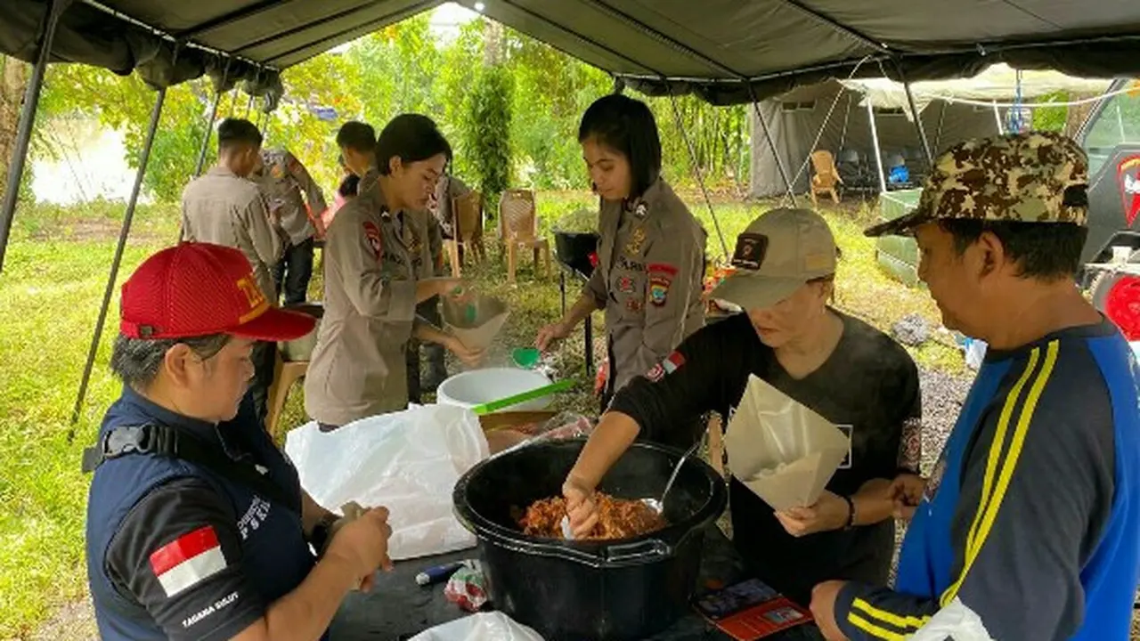 Dapur lapangan yang didirikan Brimob Polda Sulut untuk membantu warga yang terdampak banjir di Kota Manado.
