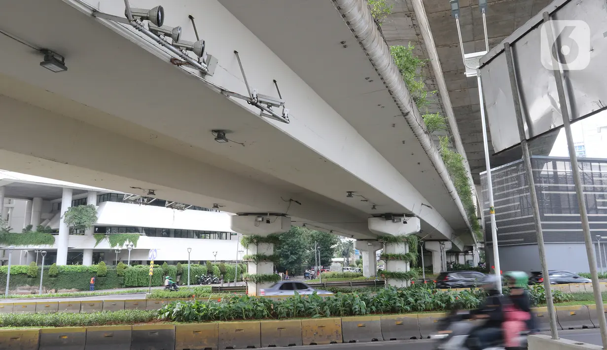 Pengendara motor melintasi kawasan Sudirman, Jakarta, Minggu (2/2/2020).  Ditlantas Polda Metro Jaya akan melakukan penindakan pelanggran E-TLE untuk sepeda motor mulai Senin (3/2), mulai hari kerja. (Liputan6.com/Herman Zakharia)