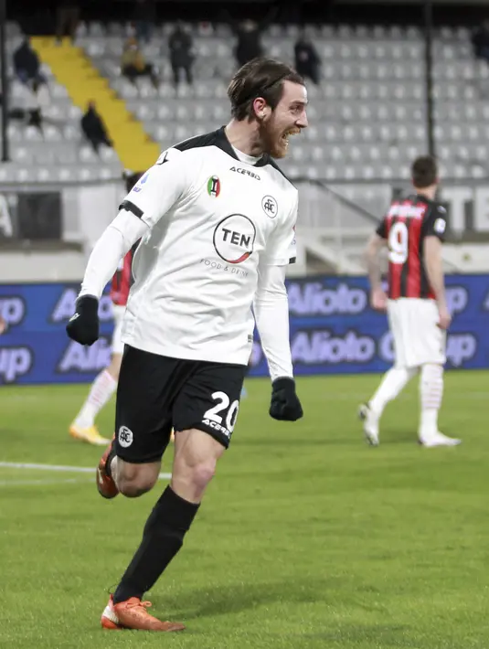 Bek Spezia, Simone Bastoni berselebrasi usai mencetak gol ke gawang AC Milan pada pertandingan Liga Serie A Italia di stadion Alberto Picco, Italia, Minggu (14/2/2021). Hasil ini membuat Milan gagal menjauh dari kejaran Inter Milan meski masih berada di puncak.  (Tano Pecoraro/LaPresse via AP)