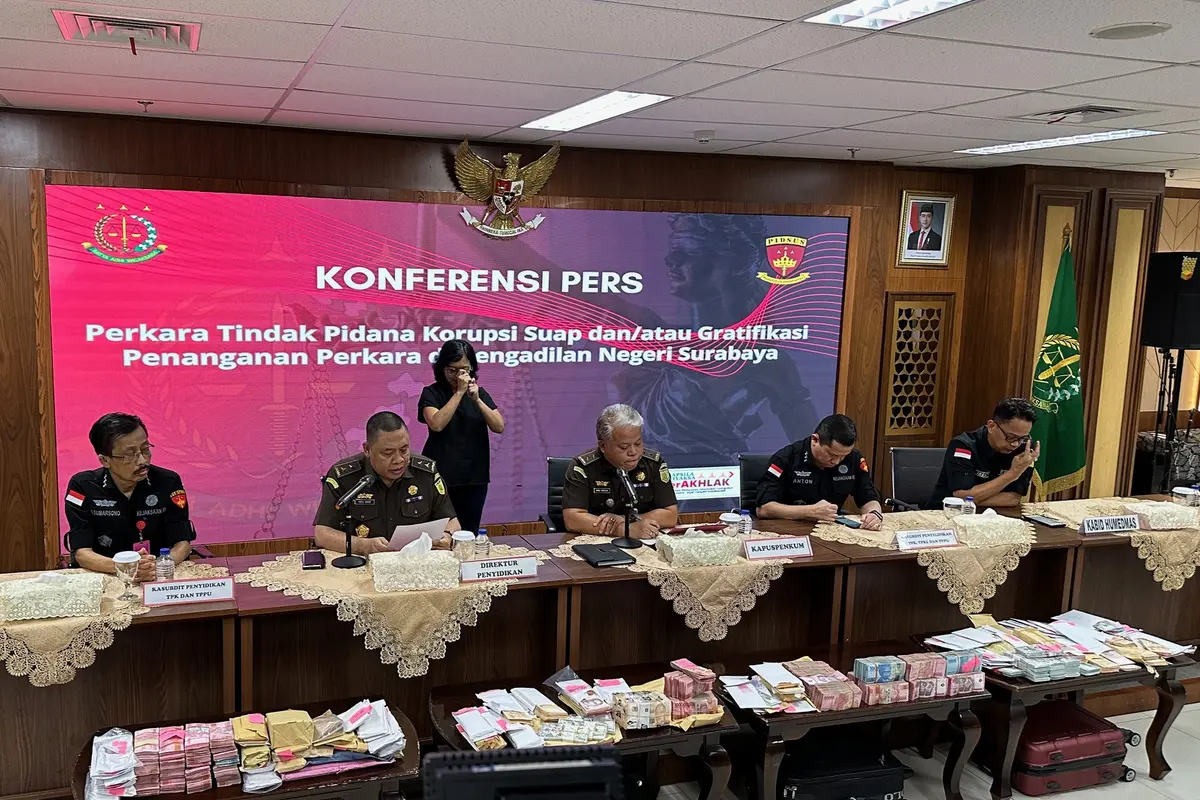 Kejaksaan Agung (Kejagung) menggelar konferensi pers penetapan tersangka mantan Ketua Pengadilan Negeri (PN) Surabaya Rudi Suparmono (RS).