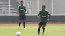 Pemain Timnas Indonesia U-22, Rifal Lastori, menjemput bola saat latihan di Stadion Madya, Jakarta, Selasa (8/1). Latihan ini merupakan persiapan jelang Piala AFF U-22. (Bola.com/Vitalis Yogi Trisna)