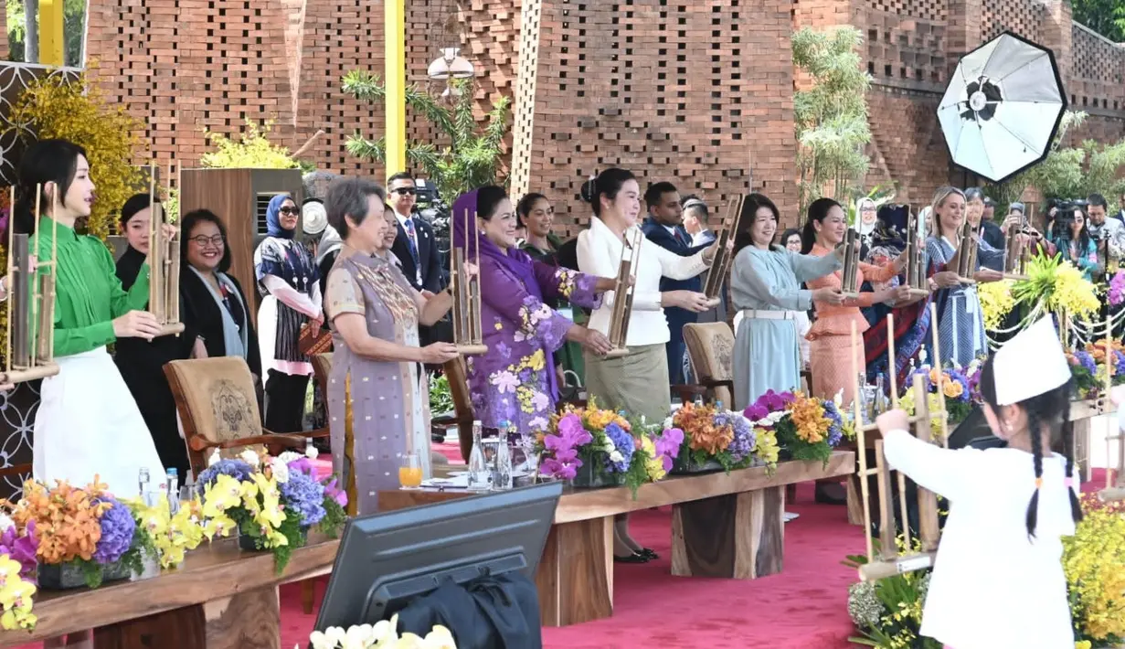 Kebaya ungu bermotif floral yang cantik, dipadukan Ibu Negara Iriana dengan kain batik bernuansa keunguan yang serasi. Lagi, Iriana tampak mengenakan selendang ungu yang serasi untuk menutupi bagian kepalanya. [Foto: Instagram/jokowi]