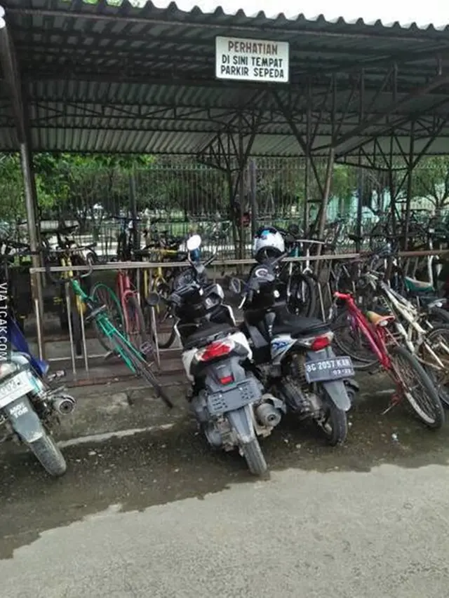 6 Potret Parkir Motor Tak Sesuai Aturan Ini Bikin Geleng Kepala