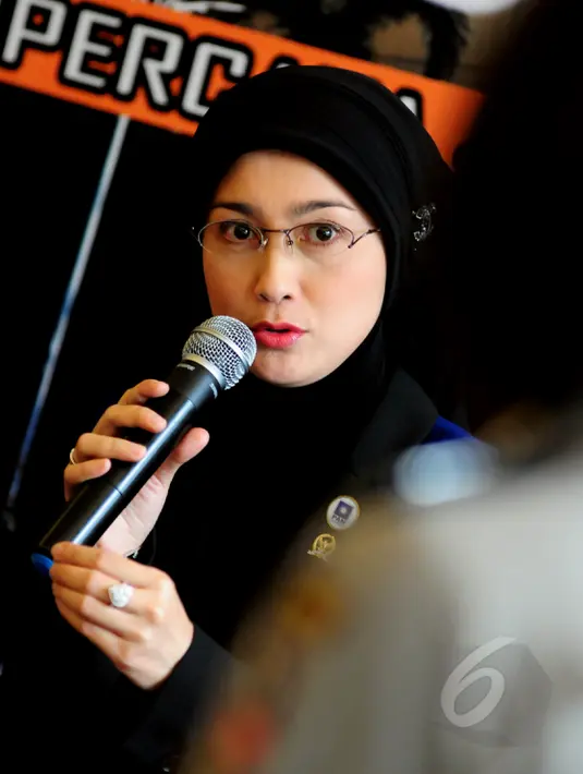Anggota Komisi VIII DPR RI dari Fraksi PAN Desy Ratnasari saat menghadiri diskusi bertema "Kasus Penelantaran Anak atau KDRT" di Gedung Divisi Humas Mabes Polri, Jakarta, Senin (18/5/2015). (Liputan6.com/Faisal R Syam)