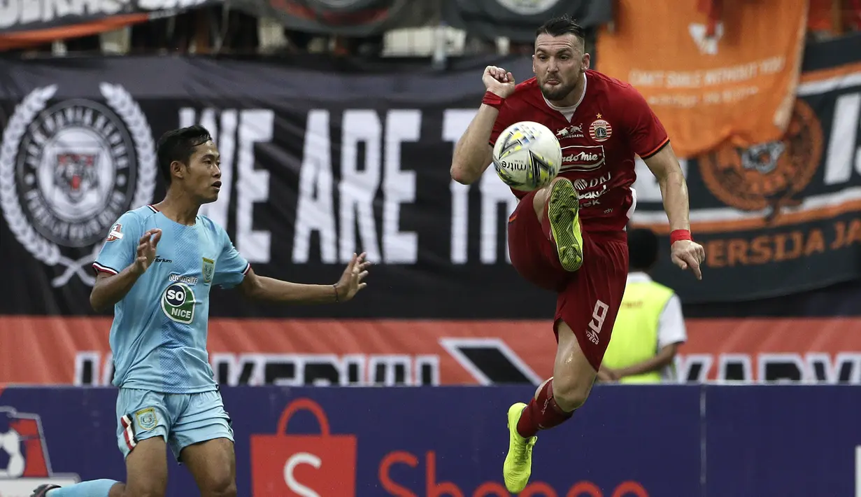 Striker Persija Jakarta, Marko Simic, mengontrol bola saat melawan Persela Lamongan pada laga Shopee Liga 1 di Stadion Wibawa Mukti, Bekasi, Jumat (15/11). Persija menang 4-3 atas Persela. (Bola.com/Yoppy Renato)