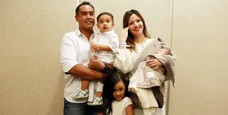 Pasangan Nia Ramadhani dan Ardie Bakrie baru saja dikaruniai anak ketiga. Bayi lahir melalui operasi caesar itu berjenis kelamin laki-laki. Keduanya sepakat memanggilnya dengan MZB. (Nurwahyunan/Bintang.com)