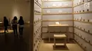 Sebuah karya seni instalasi berupa bilik The Letter Writing Project di Museum MACAN, Kebon Jeruk, Jakarta, Kamis (14/2). Pameran bertajuk Masa Lalu Belumlah Berlalu berlangsung hingga 10 Maret 2019. (Liputan6.com/Fery Pradolo)