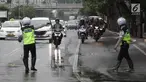 Polisi memberhentikan pengendara motor yang melanggar aturan pada jalur kiri khusus sepeda motor di Jalan MH Thamrin-Medan Merdeka Barat, Jakarta Pusat, Kamis (8/2). (Liputan6.com/Arya Manggala)