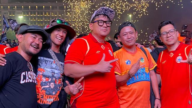Presiden Brajamusti, Muslich Burhanudin berfoto bersama Ketua Umum The Jakmania, Diky Soemarno