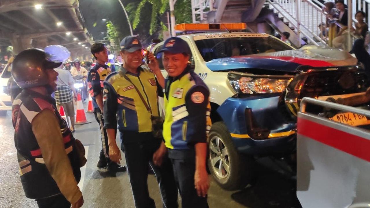 Secara terpisah, Kepala Humas Jasa Marga, Irwansyah mengatakan kalau mobil patroli itu bukan dari petugas Jasa Marga. Melainkan mobil kendaraan dari pihak pengelola tol Becak Kayu.