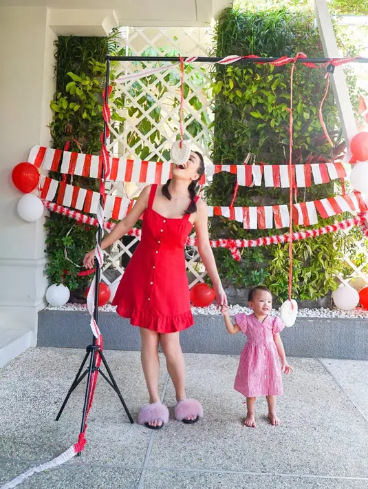 Tetap matching bergaya merah-putih di hari kemerdekaan dengan dress yang simpel dan praktis  (Instagram @shandyaulia)