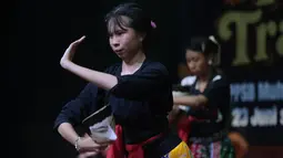 Sejumlah remaja putri mengikuti pelatihan tari tradisi di Pusat Pelatihan Seni Budaya (PPSB) Muhammad Mashabi, Jalan KH Mas Mansyur, Kebon Melati, Tanah Abang, Jakarta Pusat, Rabu (1/7/2026). Kegiatan yang berlangsung pada 23 Juni hingga 6 Juli 2026 itu menjadi wadah pengembangan keterampilan sekaligus upaya melestarikan seni budaya tradisional. Para peserta mempelajari dasar-dasar gerak tari sebagai bagian dari pembinaan seni. PPSB Muhammad Mashabi dikenal sebagai ruang kegiatan seni budaya, edukasi, dan komunitas yang dapat dimanfaatkan masyarakat untuk mengembangkan minat, bakat, serta memperkuat kecintaan generasi muda terhadap budaya Indonesia.