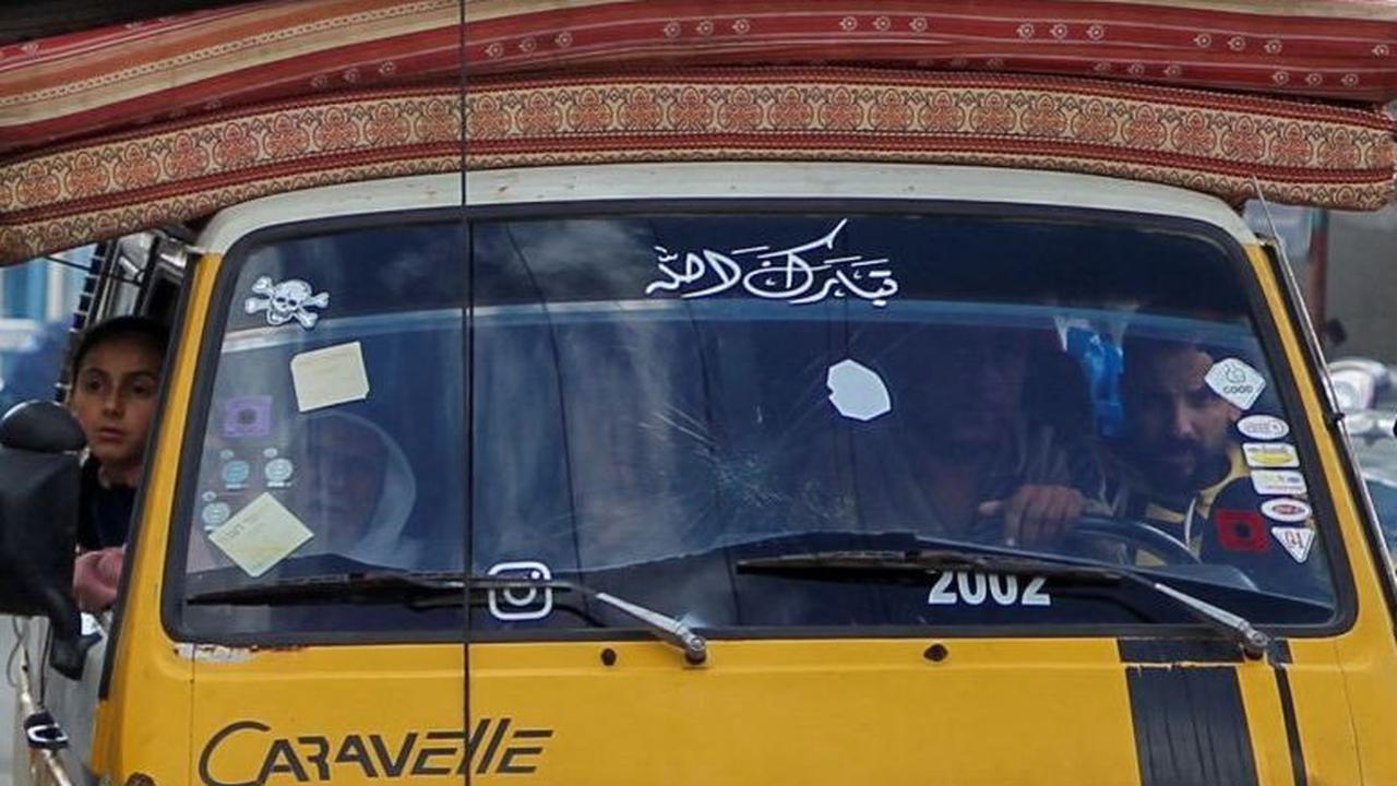 Beberapa kendaraan roda empat dengan barang-barang bawaannya ramai meninggalkan Kota Rafah. Foto: REUTERS / Hatem Khaled