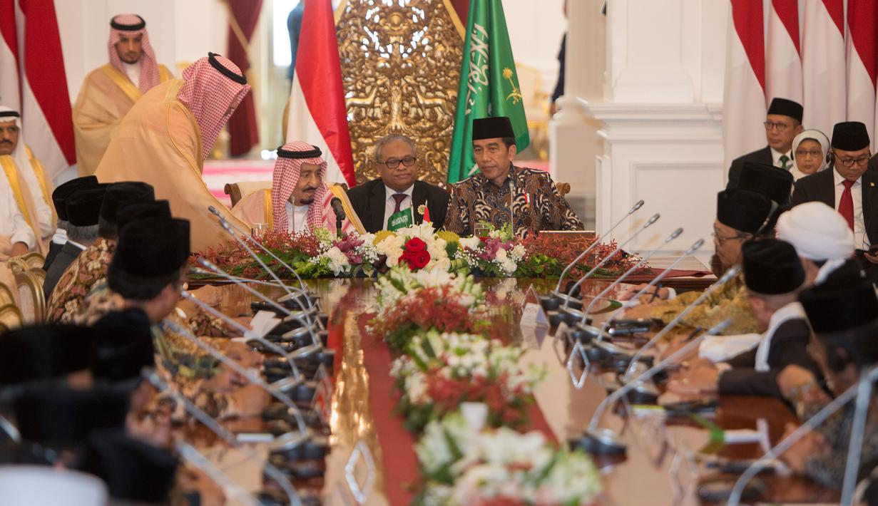 Suasana pertemuan antara Raja Salman bin Abdulaziz al-Saud yang ditemani Presiden Jokowi dengan sejumlah tokoh Islam di Istana Merdeka, Jakarta, Kamis (2/3).(Liputan6.com/Pool/Rosa Pangabean)
