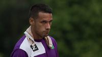 Pemain Persita Tangerang, Raphael Maitimo beristirahat usai ujicoba melawan PSAU di Lapangan Sutasoma, Jakarta, Jumat (21/8/2015). Maitimo berhasil mencetak gol tunggal kemenangan Persita. (Bola.com/Vitalis Yogi Trisna)