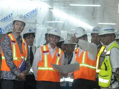 Menteri Luar Negeri Jepang Taro Kono (tengah) saat meninjau perkembangan proyek kereta MRT di Stasiun Bundaran HI, Jakarta, Senin (25/6).Taro Kono didampingi oleh Direktur Utama PT MRT William Sabandar. (Liputan6.com/Helmi Fithriansyah)